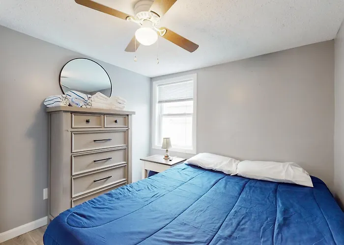 Hampton Beach Hangout & Nancy\'S Villa